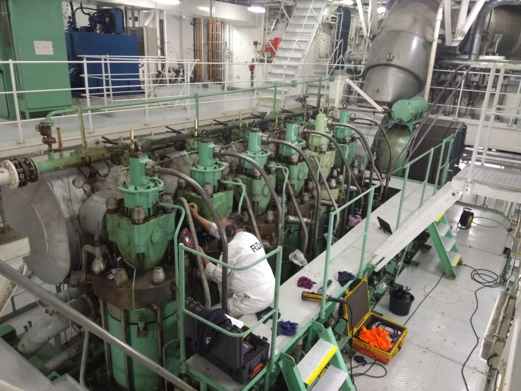 Inspection of 2 stroke engine